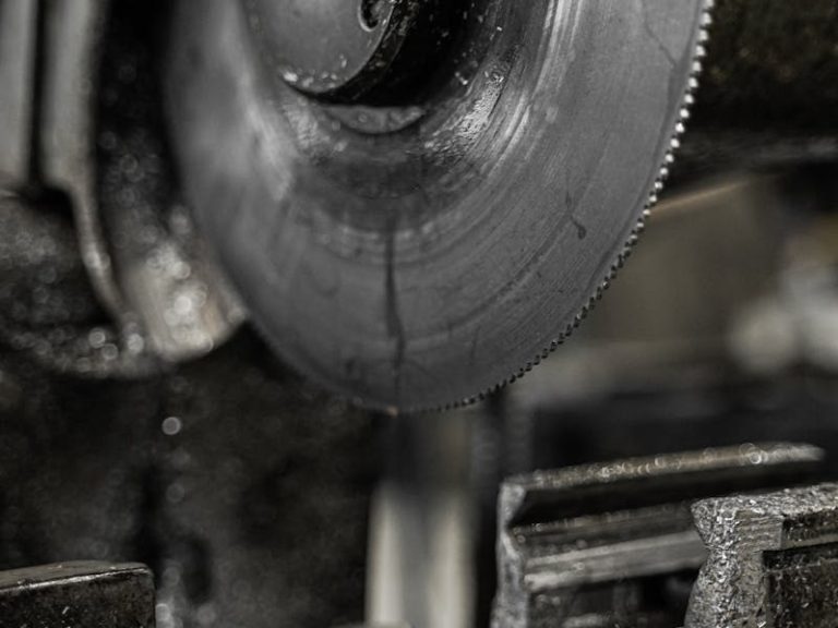Industrial machine knives and cutting blades